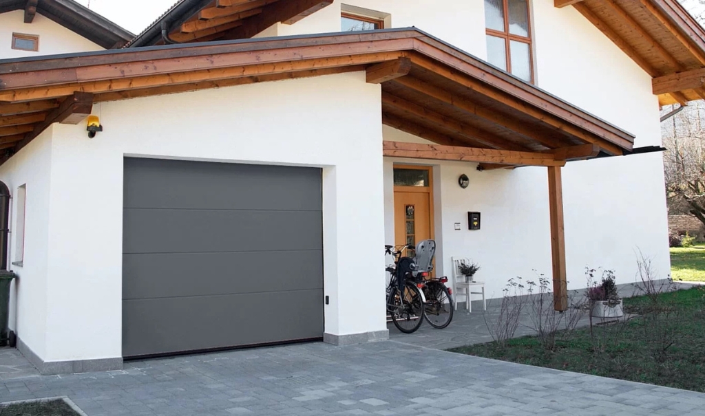 Manutenzione portoni garage in villette moderne