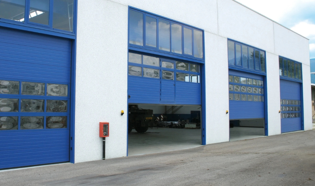 Manutenzione portoni industriali sezionali Breda di colore blu